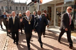 Accompanied by the Lord Mayor of Belfast, Councillor Jim Rodgers, the President takes a walk round Belfast.
